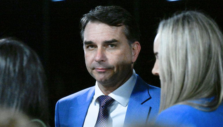 Flávio Bolsonaro emitiu R$ 1,5 milhão em notas para empresas usadas em esquema de Vorcaro