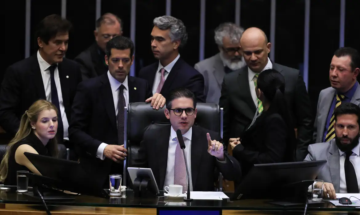 Câmara dos Deputados acelera tramitação de projeto que corta benefícios federais